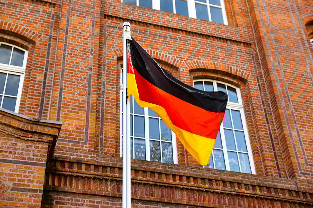 Das Roland-Gymnasium in Burg (Jerichower Land) macht den Anfang: Hier ist die Deutschlandflagge jetzt das ganze Jahr über zu sehen.