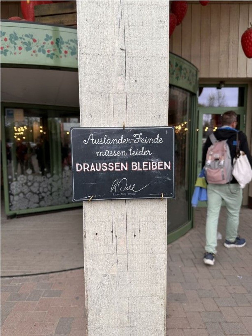 "Ausländer-Feinde müssen draußen bleiben" steht auf einem Schild an jedem Eingang der Karls-Erlebnis-Dörfer, unterschrieben von Geschäftsführer Robert Dahl.
