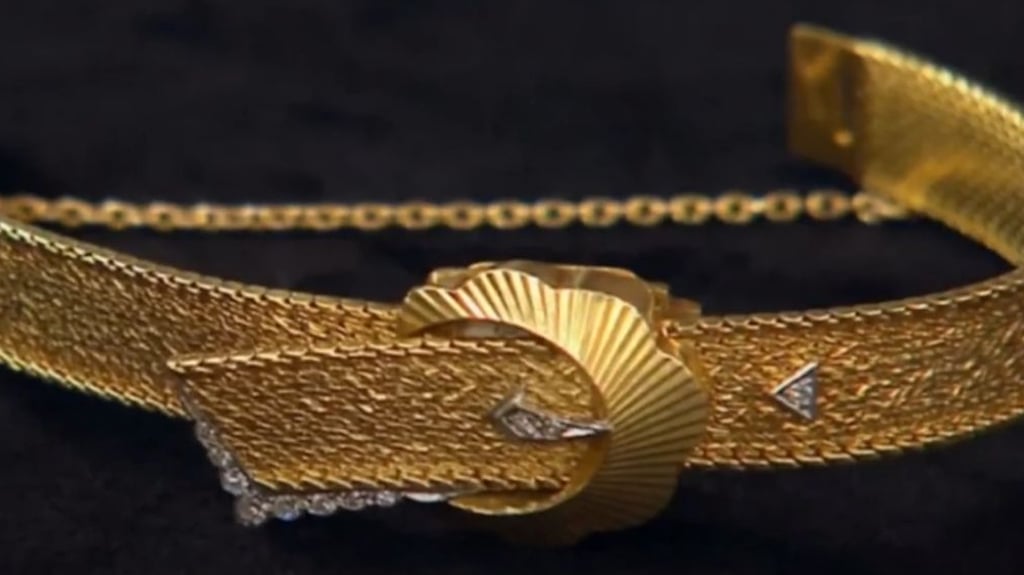 Eine winzige Uhr in Gürtelschnallenoptik wurde bei Bares für Rares verkauft.