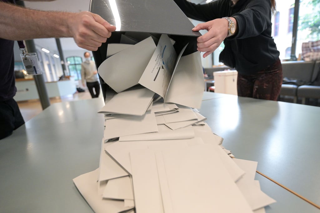 Wahlhelfer zählen am Wahlabend zum Beispiel Stimmen aus. In Magdeburg sollen junge Menschen für das Ehrenamt gewonnen werden.