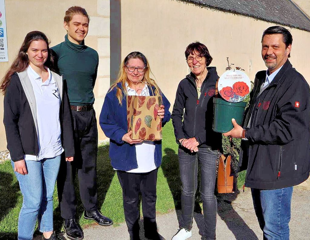 Die Groß Rosenburger Initiatoren Karin Keller (2.v.r) und Seluan Al-Chakmakchi (r.) mit den Rosenzüchtern aus dem österreichischen Rosenburg.