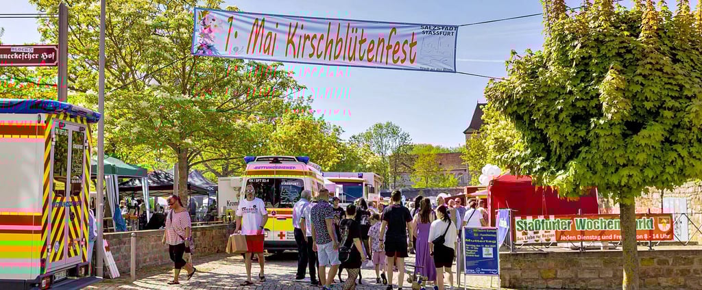 Der Eingangsbereich zum Kirschblütenfest am 1. Mai auf dem Benneckeschen Hof von der Steinstraße aus.