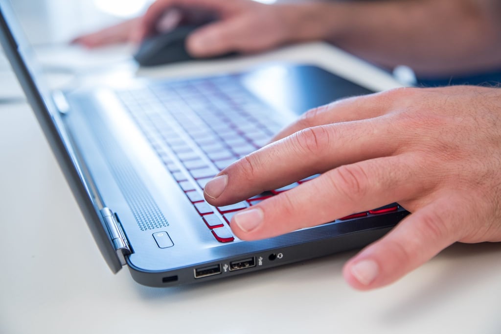 Was sagt der Chatbot? Wer KI-Tools im Job nutzt, sollte wissen, dass er oder sie für die Ergebnisse trotzdem selbst verantwortlich ist.