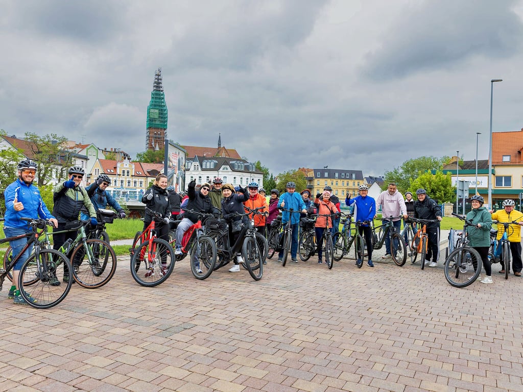 Tourleiter Uwe Bannasch führte die rund 30 Salzlandradler von Staßfurt nach Brumby. Ältester Teilnehmer der Gruppe war Peter Beyer mit 88 Jahren. 