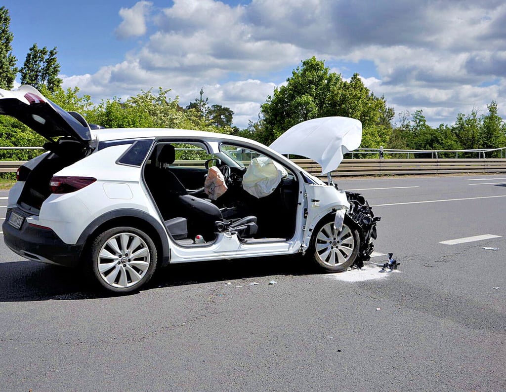Die Unfallstelle auf der Autobahnbrücke: Eine verletzte Person musste durch die Feuerwehr aus einem der Unfallfahrzeuge befreit werden.