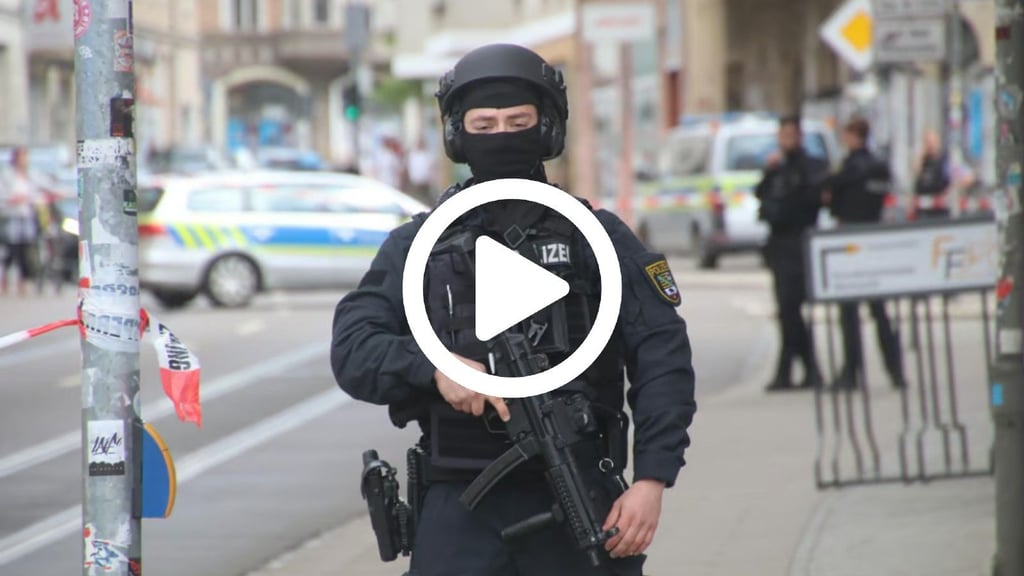 Die Große Steinstraße in Halle ist gesperrt wegen einer Bombendrohung.