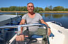 Dirk Ginsberg hat hier in einem seiner Mietboote Platz genommen. Die Motorboote können in Calbe ausgeliehen werden, um damit die Saale zu erkunden. 
