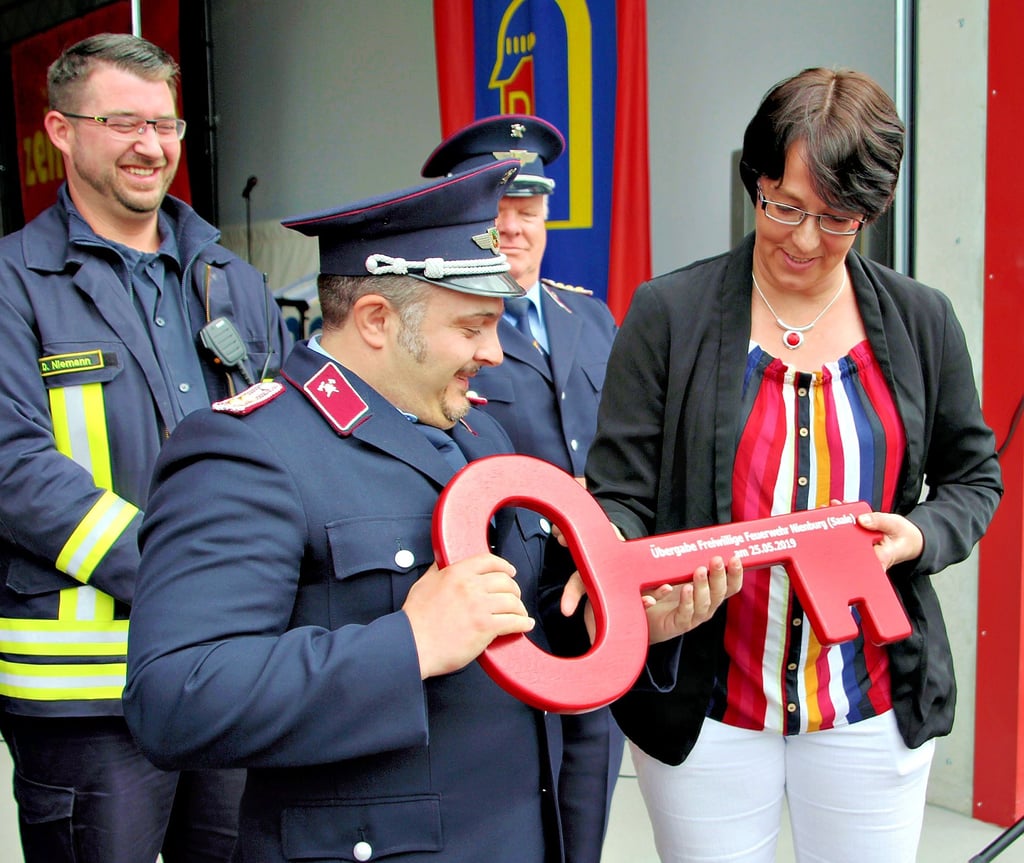 Für Bürgermeisterin Susan Falke ein Meilenstein in der Geschichte der Einheitsgemeinde: der Bau der Feuerwehr in Nienburg. 2019 übergab sie den symbolischen Schlüssel an Ortswehrleiter Torsten Gerbeth.