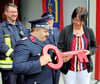 Für Bürgermeisterin Susan Falke ein Meilenstein in der Geschichte der Einheitsgemeinde: der Bau der Feuerwehr in Nienburg. 2019 übergab sie den symbolischen Schlüssel an Ortswehrleiter Torsten Gerbeth.