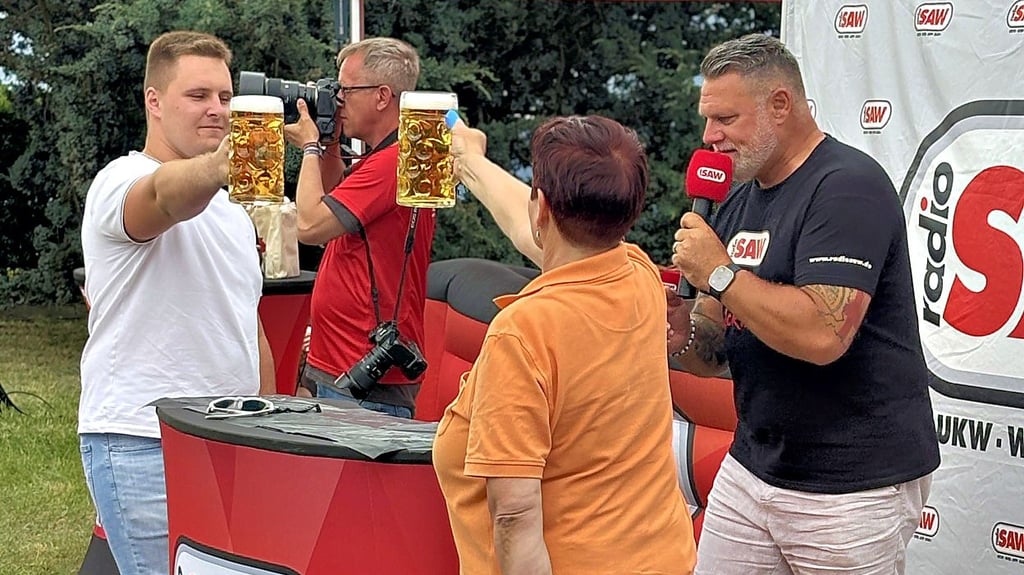 Warren Green (r.) beaufsichtigt das Maßkrugstemmen in Ferchland.