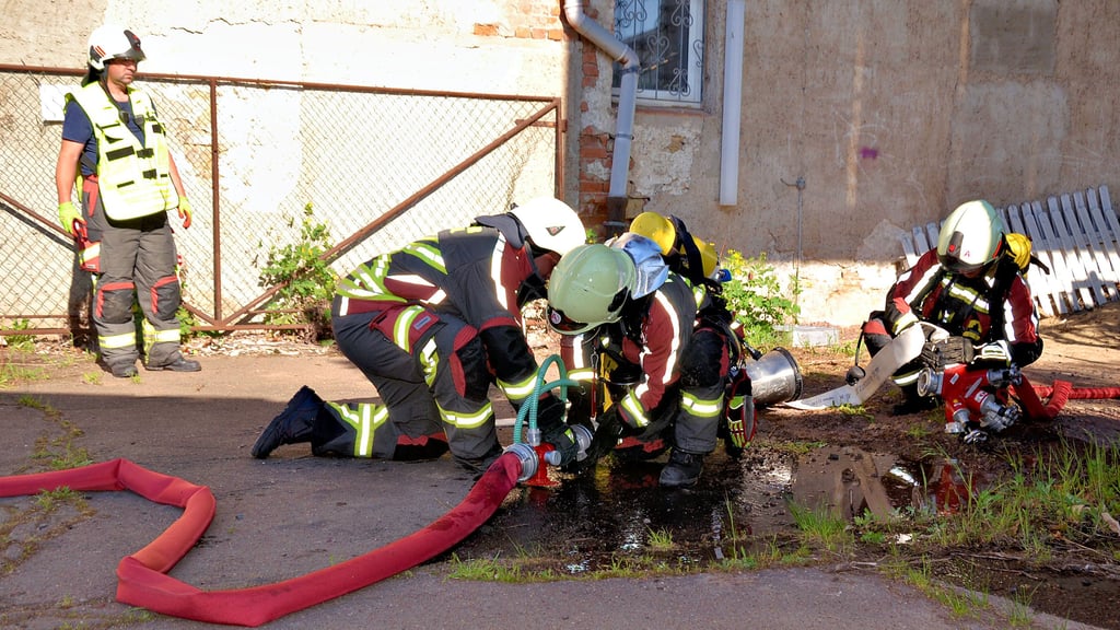 Einsatzkräfte stellen in Altenweddingen eine Löschwasserversorgung her.
