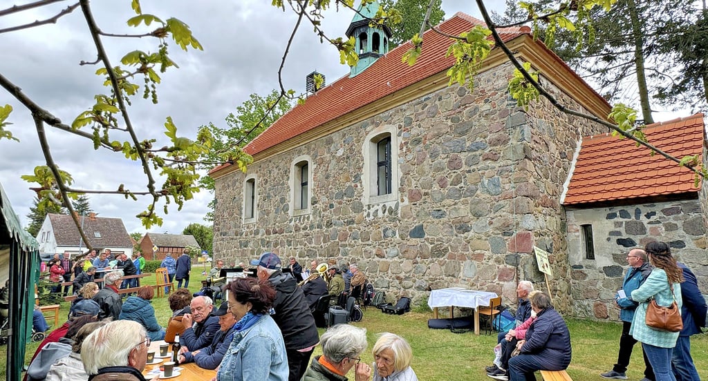 Mit einem Frühlingsfest feierten die Schweinitzer am Sonntag die Dachsanierung ihrer Kirche.