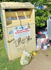 Klamotten im und um die Altkleidercontainer in der Freiligrathstraße und auf dem Parkplatz beim E-Center. 