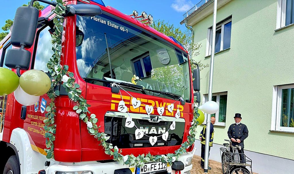 Auf dem Feuerwehrauto wird das freudige Ereignis sichtbar angekündigt.