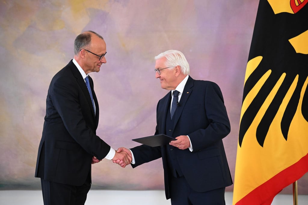 Doch noch geschafft: Nach dem erfolgreichen zweiten Wahlgang ernennt Bundespräsident Steinmeier CDU-Chef Merz zum Kanzler.