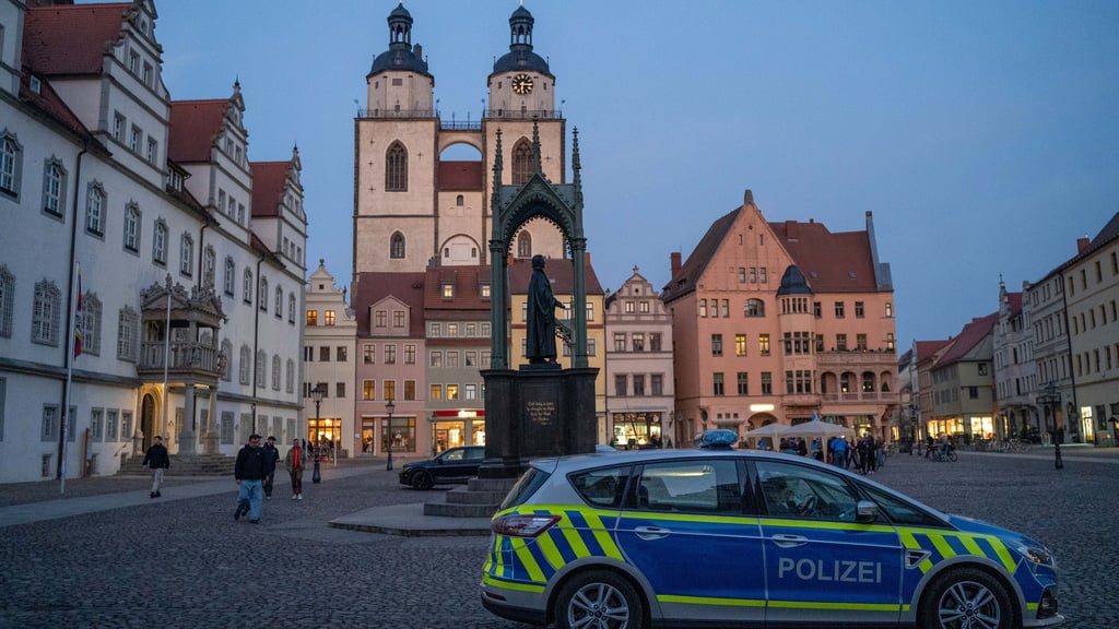 Ein 42-jähriger Mann wird nach einem Diebstahl von der Polizei in der Wittenberger Innenstadt gefasst.