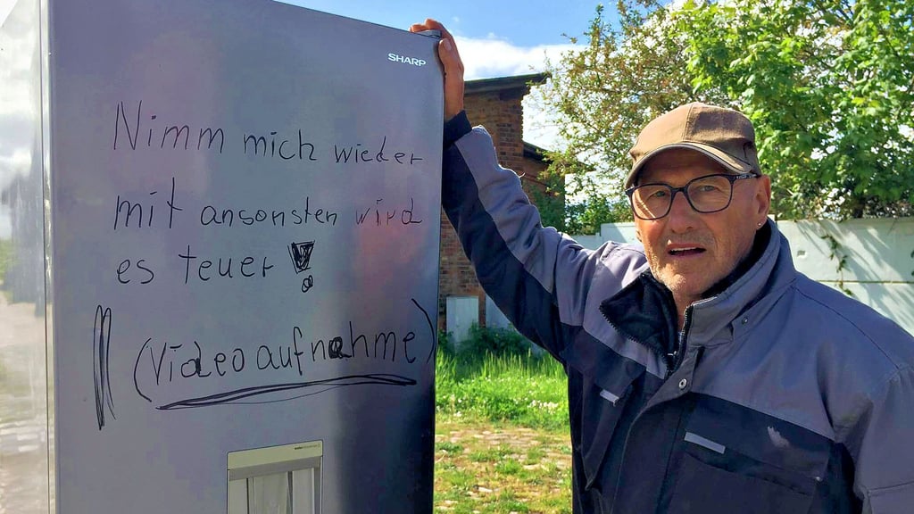 Auf dem Grundstück von Michael Floth wurde ein alter Kühlschrank entsorgt. Der Froser gibt dem Täter noch eine letzte Chance, das Teil wieder abzuholen.