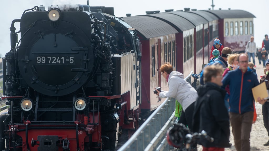 Ein Zug der Harzer Schmalspurbahnen steht auf dem Brockenbahnhof