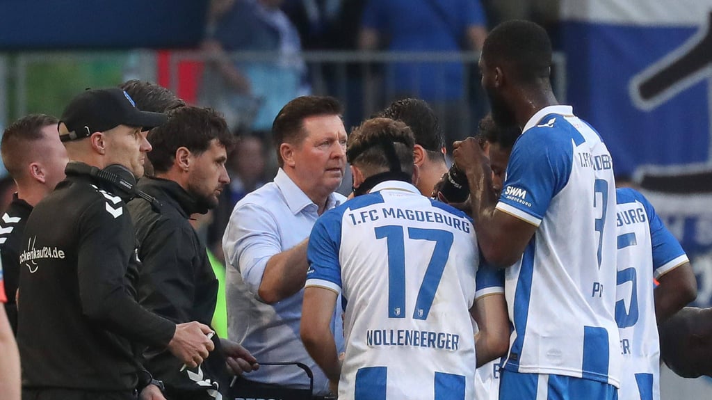 Teambesprechung mit Christian Titz: Die Spieler vom 1. FC Magdeburg hören ihrem Trainer zu.