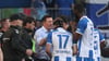 Teambesprechung mit Christian Titz: Die Spieler vom 1. FC Magdeburg hören ihrem Trainer zu.