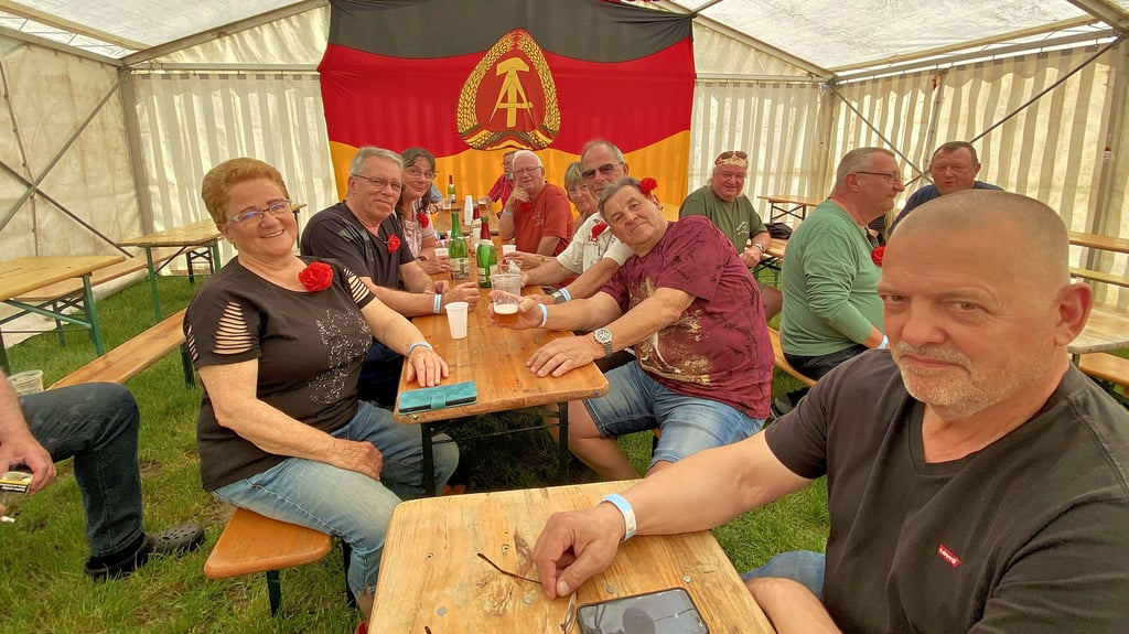 Das 50. Jubiläum der Drushba-Trasse wurde von ehemaligen Trassenbauern unter der DDR-Fahne beim traditionellen Treffen in Zabakuck gefeiert.