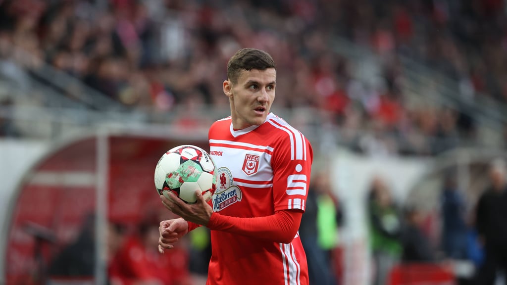 Marius Hauptmann und der HFC sind im Endspurt der Regionalliga auf Schützenhilfe angewiesen.
