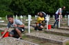 Festes Programm beim Volksbund: Junge Leute pflegen Gräber, hier in der Gedenkstätte Isenschnibbe in der Altmark.