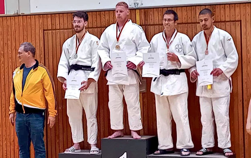 Jacques Traus (Mi.) ist neuer Deutscher Judo-Meister.