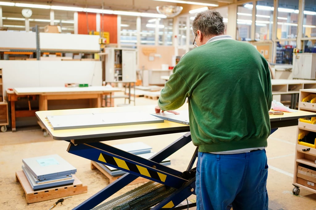 Ein Häftling arbeitet in der Schreinerei.