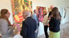 Künstlerin Christine Bergmann (li.) im Schloss Wallhausen.   Die Schweizer Galeristen René und Lilly Huber-Meier (3.u.4.v.l.) führen das Schloss weiter als Hotel und Galerie für moderne Kunst. 