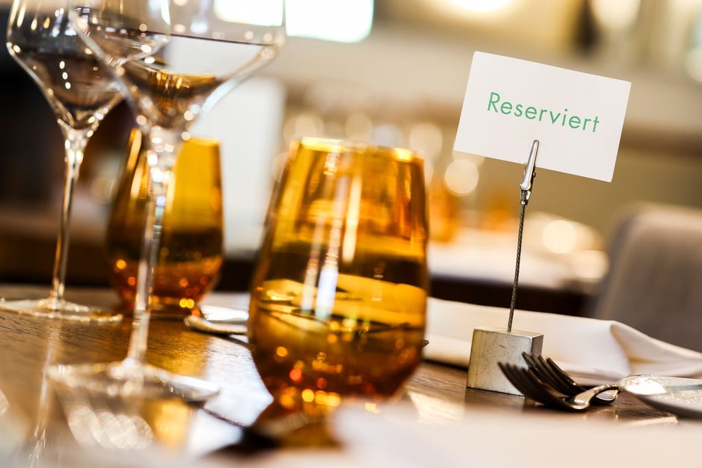 Wer im Restaurant einen Tisch reserviert und nicht erscheint, wird manchmal vom Wirt zur Kasse gebeten. (Archivbild)