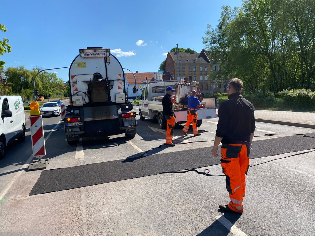 In Burg führt eine defekte Indusktionsschleife im Conrad-Tack-Ring (B1) dazu, dass die Hauptverkehrsachse in einem Bereich halbseitig gesperrt werden muss.