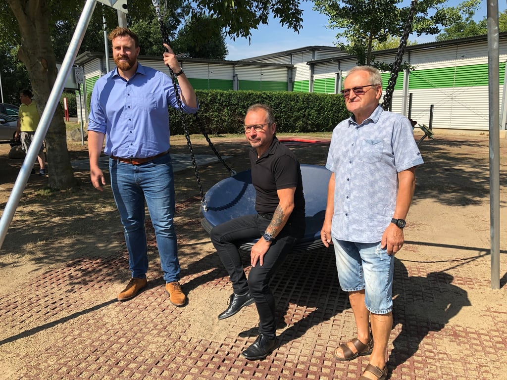 Oberbürgermeister Martin Papke (CDU), Abteilungsleiter Frank Hyß und Langendorfs Ortsbürgermeister Horst Ziegler hatten den Spielplatz an der Kegelbahn einst eingeweiht. Schaukeln kann man dort. Doch das ist Anwohnern und Ortschaftsräten zu wenig.