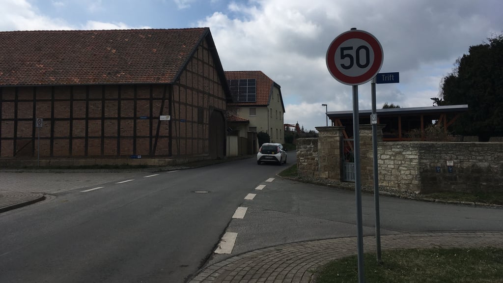 Der Bereich mit einem Tempo-30-Limit, der in Veltheim aktuell just dort aufgehoben wird, wo auch der Gehweg endet und Passanten die Landesstraße nutzen müssen, wird in Kürze verlängert.