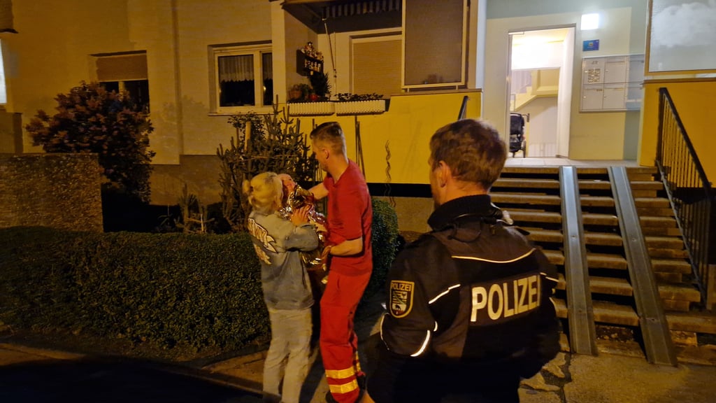 Das ist der Moment, als Einsatzkräfte der Mutter das Kind übergeben. Was ist aber zuvor passiert?