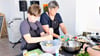 Fynn und Barbara Esch-Eckert bereiten in der „Teen’s Kitchen“ im Stadtlabor Bouletten vor.