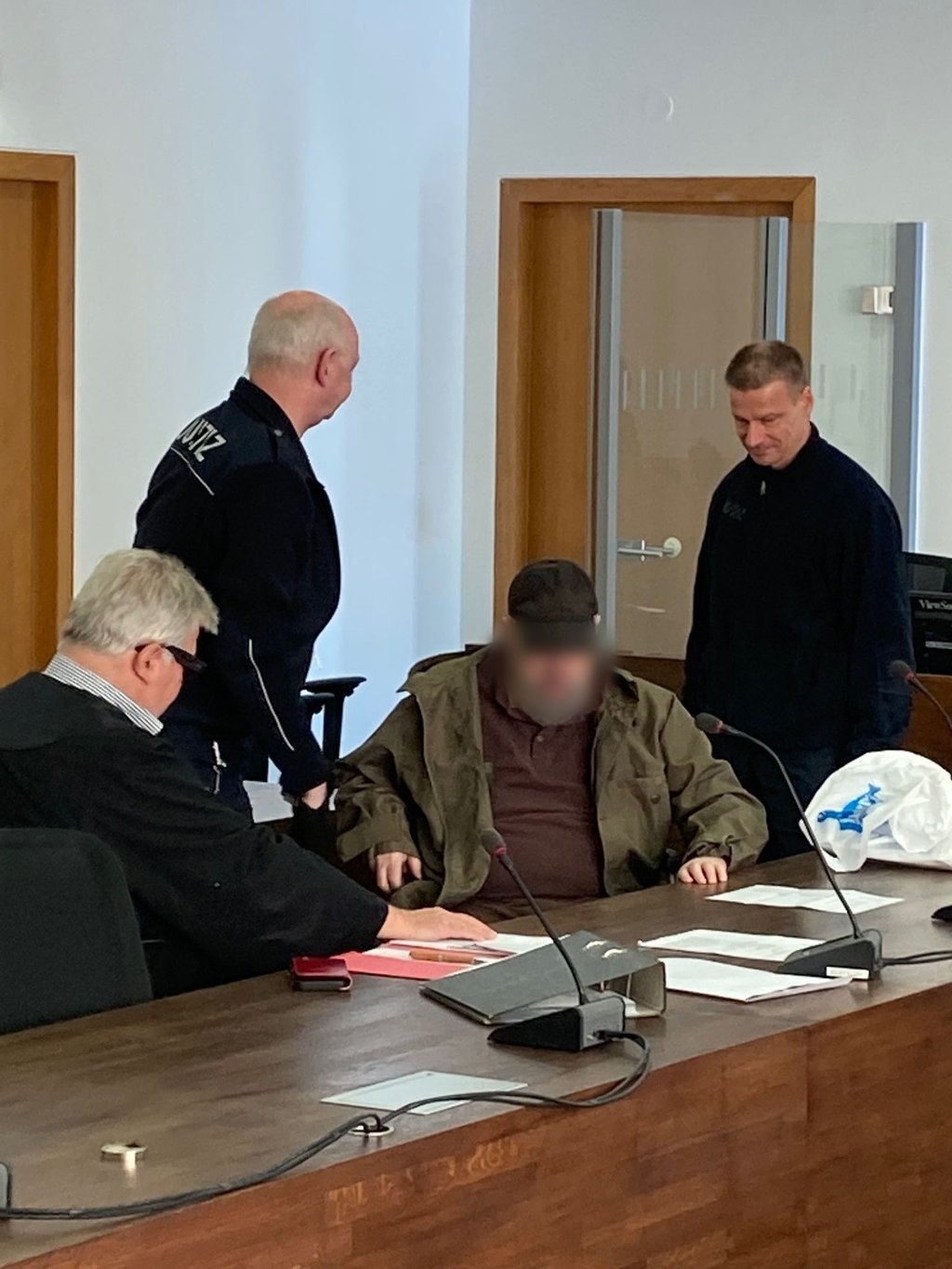 Der Angeklagte soll seine Frau mit einem Schlosserhammer erschlagen haben.