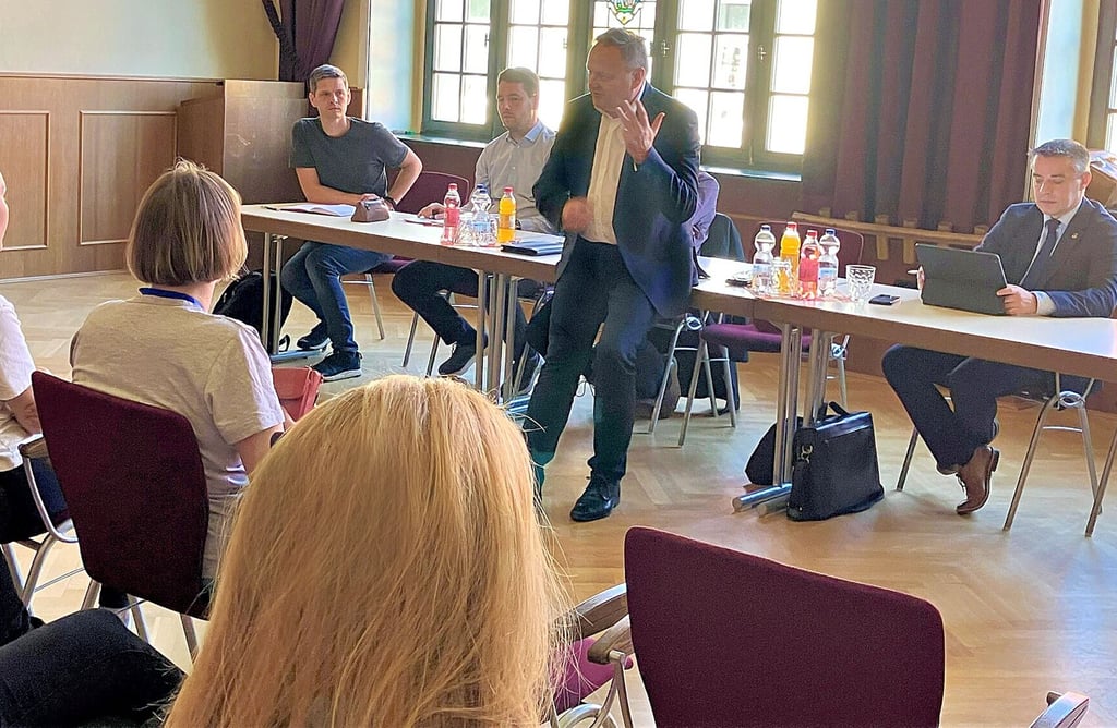 Bürgermeister Alexander Siersleben (v.li.), Schulleiter Phillip Hartmann und CDU-Landtagsabgeordneter Stefan Ruland hören den Ausführungen von Bildungsstaatssekretär Jürgen Böhm zu.