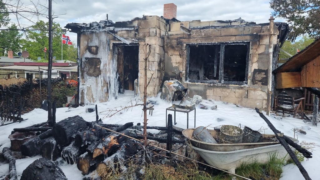 Das Feuer hat die Laube völlig zerstört.