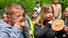 Mit Experimenten den Wald und das Drumherum erleben: Die Schüler der evangelischen Grundschule gehören zu den ersten Teilnehmern der Waldwoche. 