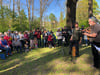 Sangesfreudige aller Altersklassen treffen sich ab Mai jeden Mittwoch ab 17 Uhr zum Singen auf der Würfelwiese. 