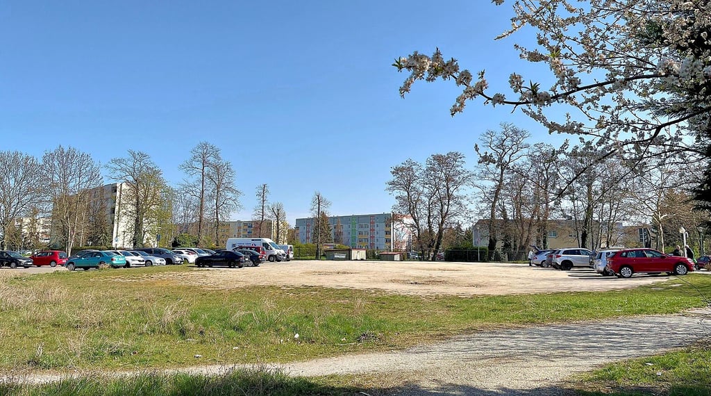 Am Platz der deutschen Einheit ist ein neuer Spielplatz geplant. Hier auf dem unbefestigten Platz könnten ihn sich viele Anwohner gut vorstellen.