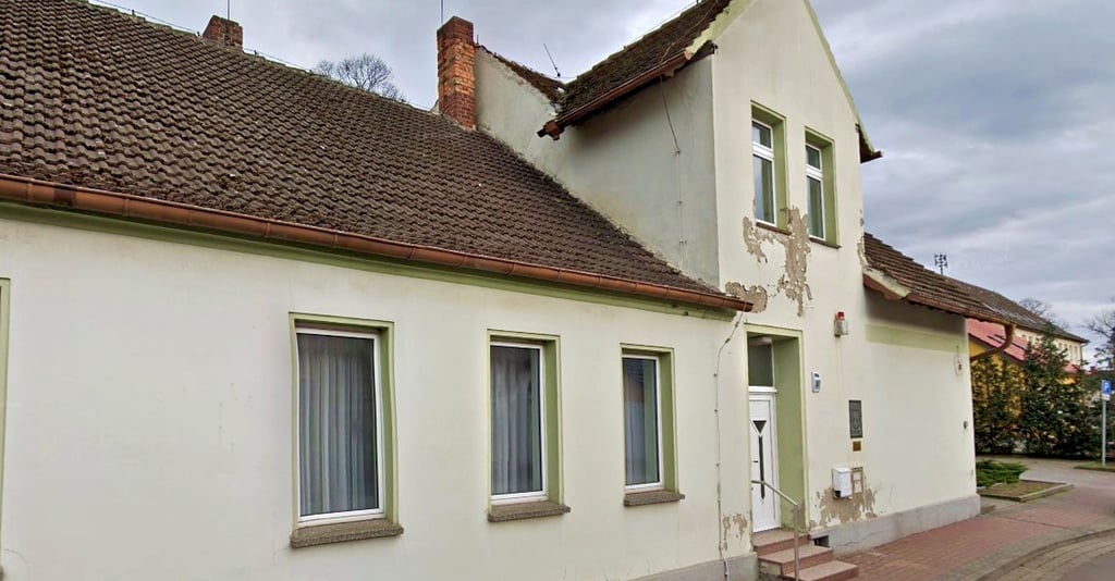 Das ehemalige Schulgebäude in der Tucheimer Schulstraße.