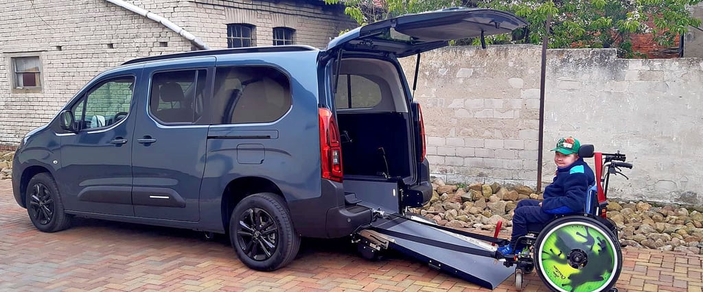 Jan Müller auf dem Weg in das neue Auto. Endlich ist es für ihn möglich, ganz bequem und schnell von A nach B gefahren zu werden.