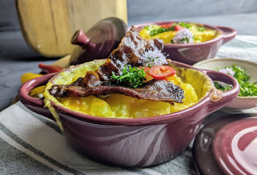 Rund um den Auflauf werden die Schälchen mit den Toppings platziert - so kann jeder selbst wählen, was er mag.