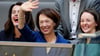 Charlotte Merz (M), Ehefrau des designierten Bundeskanzlers Merz, und ihre Töchter Carola Clüsener (l) und Constanze Merz verfolgen die Kanzlerwahl im Bundestag von der Besuchertribüne aus.