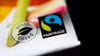 Wenn dieses Siegel auf einer Verpackung ist, soll der Inhalt fair produziert und gehandelt sein - so das Versprechen des Vereins Fairtrade.