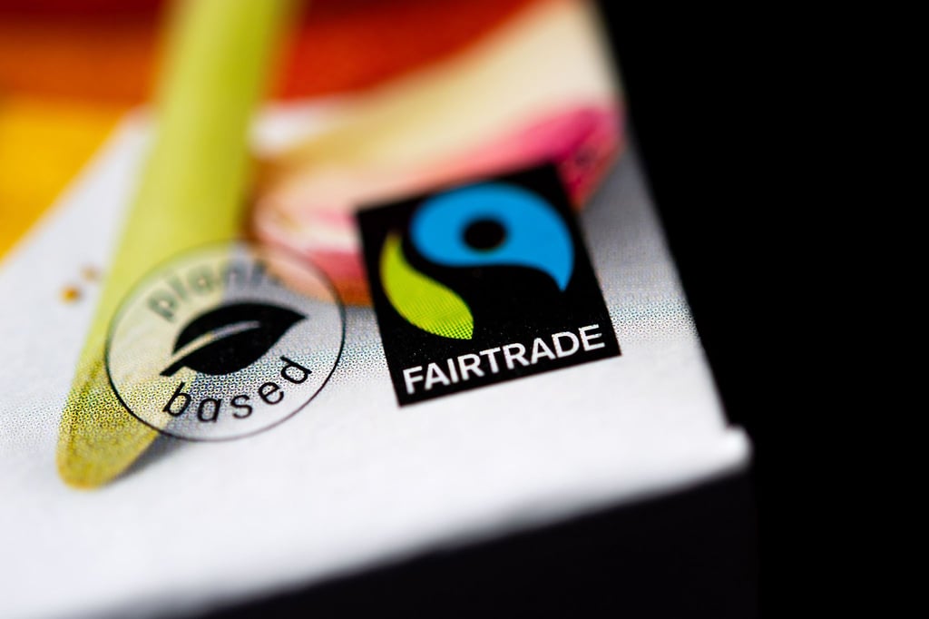 Wenn dieses Siegel auf einer Verpackung ist, soll der Inhalt fair produziert und gehandelt sein - so das Versprechen des Vereins Fairtrade.