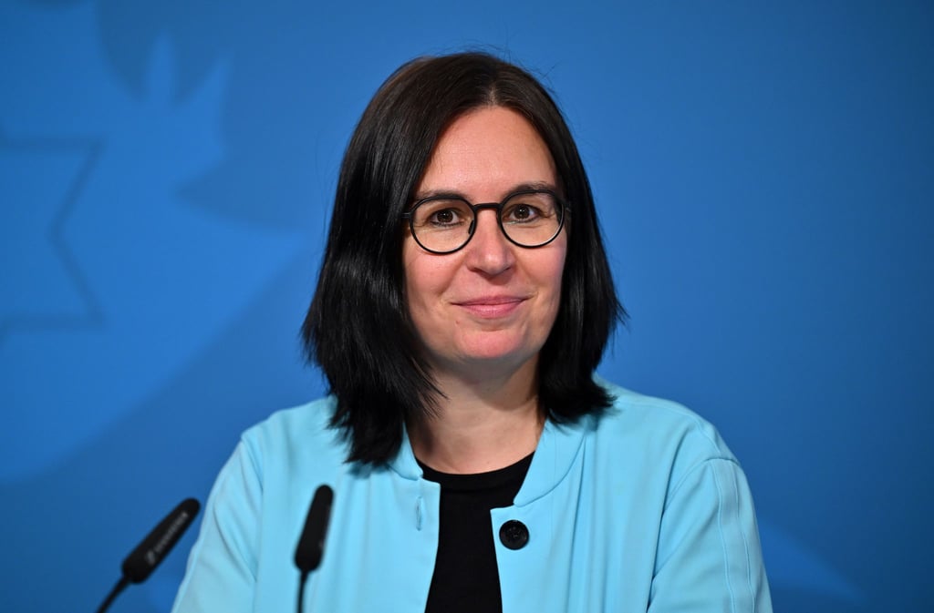 Die Jenaer Politikwissenschaftlerin Marion Reiser stellt den aktuellen Thüringen-Monitor in Erfurt vor. (Archivbild)