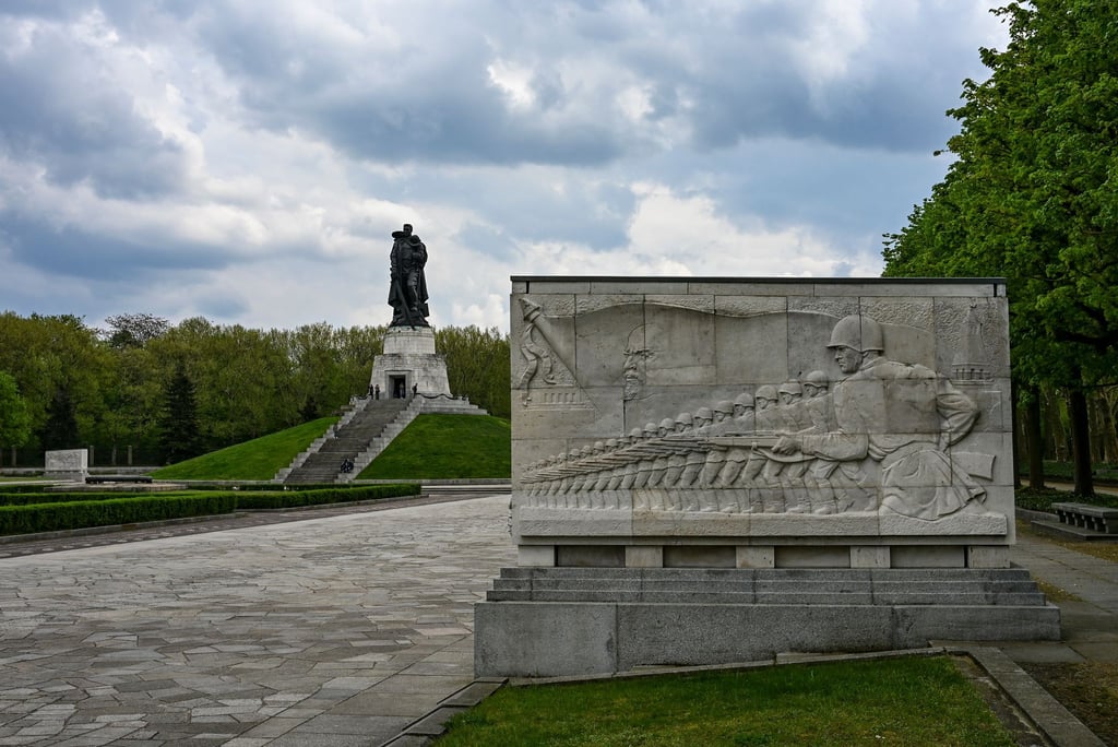 Am Sowjetischen Ehrenmal Berlin-Treptow sind zahlreiche Kranzniederlegungen geplant. (Archivfoto)